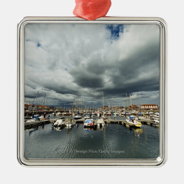 Boote in einem Hafen Silbernes Ornament (Vorne)