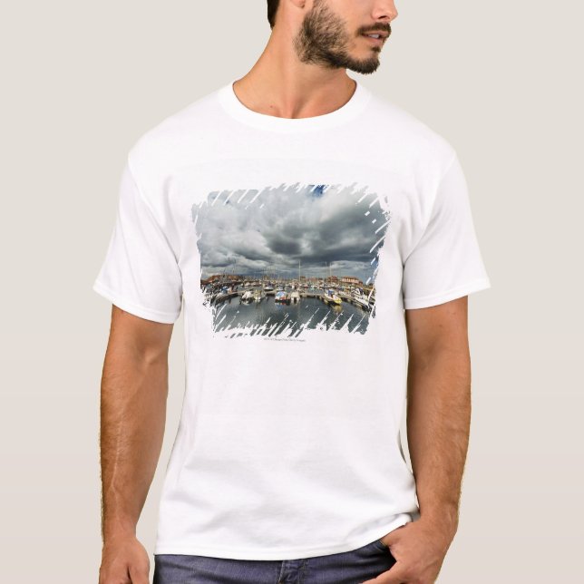 Boote in einem Hafen T-Shirt (Vorderseite)