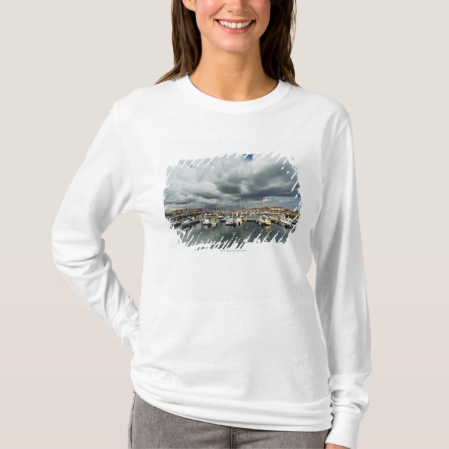 Boote in einem Hafen T-Shirt (Vorderseite)