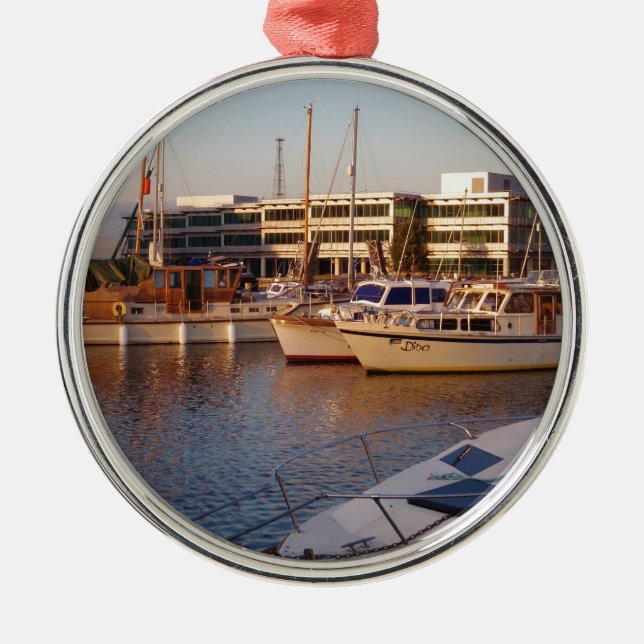 Boote in einem Jachthafen Ornament Aus Metall (Vorne)