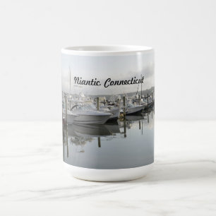 Boote koppelten in einem Jachthafen in Niantic Tasse