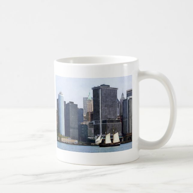 Boote - Schoner gegen die Skyline von Manhattan Tasse (Rechts)