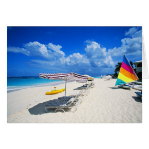 Boote und Strand-Stühle