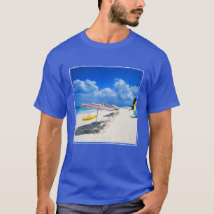 Boote und Strand-Stühle T-Shirt