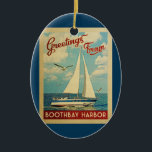 Boothbay Harbour Sailboat Vintage Travel Maine Keramik Ornament<br><div class="desc">Dieses Greetings From Boothbay Harbour Maine Vintage nautical design bietet ein Boot auf dem Wasser mit Möwen und einen blauen Himmel gefüllt mit herrlichen puffweißen Wolken.</div>