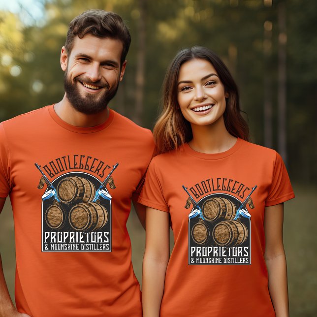 Bootleggers Proprietors Moonshine Distiler T - Shi T-Shirt (Von Creator hochgeladen)