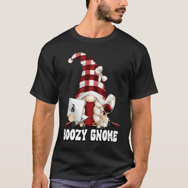 Boozy Gnome Graphic For Women Work And Drinking Wi T-Shirt (Vorderseite)
