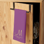 Bordeaux Solid Color Gold Family Name Monogram Geschirrtuch<br><div class="desc">Individuelles Upload Fügen Sie Ihren Foto- oder Logo-Text elegant Moderne Niedliche Monogram Küche & Dining / Tisch & Küche Linens/ Erstname Familienname Template Gold Monogram Bordeaux Solid Color Kitchen Handtuch.</div>