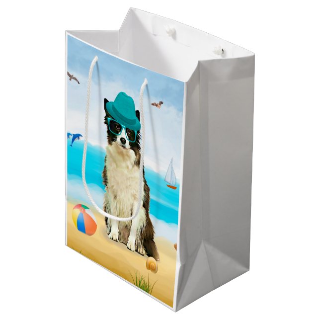 Border Collie Dog on Beach Mittlere Geschenktüte (Vorderseite Schrägansicht)