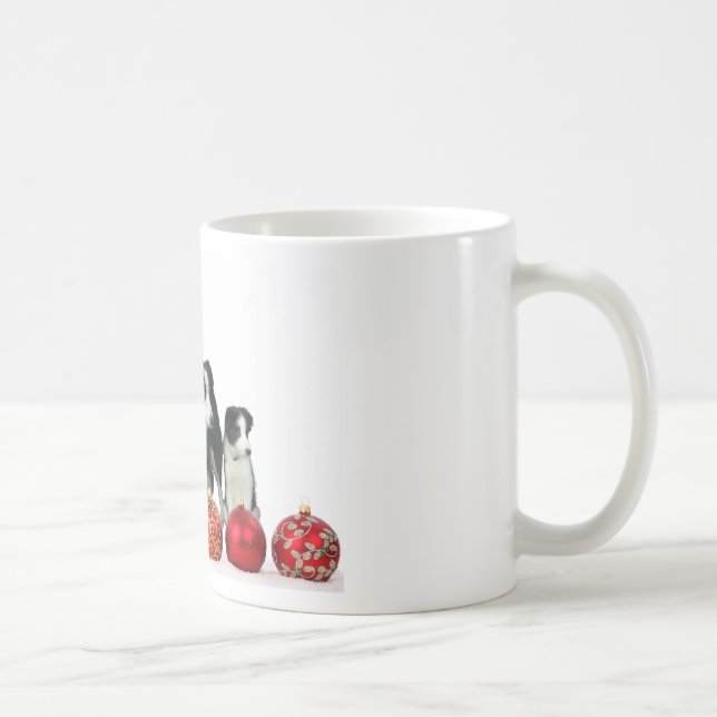 Border Collie Hunde mit Red Christmas Ornaments Tasse (Rechts)