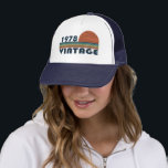 Born in 1978 vintage birthday truckerkappe<br><div class="desc">You can add some originality to your wardrobe with this original elegant sunset vintage retro-looking birthday design with awesome typography font lettering, it is a great gift idea for men, women, husband, wife girlfriend, and a boyfriend who will love this one-of-a-kind artwork. The best unique and funny holiday present for...</div>