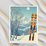 Borovets, Bulgarien Skiurlaub Retro Postcard Postkarte<br><div class="desc">Hallo aus den schneebedeckten Bergen von Borovets,  Bulgarien! Wir hoffen,  dass Sie einen wunderschönen Skiurlaub haben. Diese Postkarte zeigt eine wunderschöne,  blau-graue Berglandschaft mit Retro-Skischulen in orangefarbenem Stammesmuster. Alle Textsätze können an Ihren Anzug angepasst werden!</div>