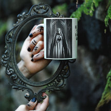 Böse Nonne in einer dunklen Kathedrale