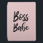 Boss Babe Zitat Black Pink Simple Typografie iPad Pro Hülle<br><div class="desc">Dieses moderne und einfache Typografie-Design ist perfekt für die mächtige Frau. Es verfügt über ein minimalistisches Schriftart-Zitat-Sprichwort "Boss babe", das auf einem schlichten rosa Hintergrund mit einem Pinselstrich in Schwarz dargestellt ist. Es ist ermutigend, elegant und trendy. ***WICHTIGE HINWEIS FÜR DESIGN: Für individuelle Designanfragen, wie z.B. passende Produktanfragen, Farbänderungen, Platzierungsänderungen...</div>