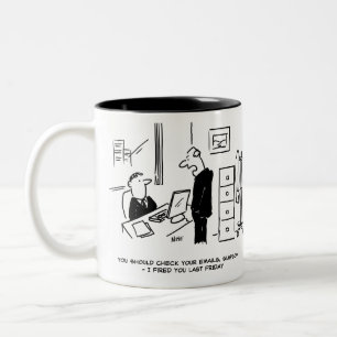 Boss feuert einen Büroangestellten per E-Mail Zweifarbige Tasse
