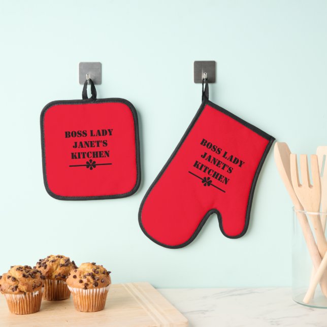 Boss Lady Janets Kitchen Script Modernes Cool Red Ofenhandschuh & Topflappen-Set (Insitu (Hängend))