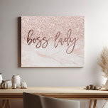 Boss Lady Rose Gold Marmor Rosa Rosa Glitzer Künstlicher Leinwanddruck<br><div class="desc">Erleben Sie Ihren Platz mit diesem schicken und glamourösen Leinwand-Druck. Dieses Kunstwerk mit der fetten Phrase "Boss Lady" in einer stilvollen Schrift, betont durch eine luxuriöse Rose mit goldfarbenem Marmorboden und einem strahlend rot-rosa Glitzer, ist ein Statement für die Moderne. Ideal für Ihr Büro, Ihr Schlafzimmer oder jeden Raum, der...</div>