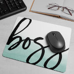 Boss Moderne Typografie Mousepad<br><div class="desc">Zeig ihnen alle, die Chef sind - oder erinnere dich einfach an dich! — mit unserem niedlichen und modernen typografischen Mauskissen. Stilvolles Design mit schlichter Aquarelltönung in hellgrün mit "Boss" in trendigem, handgeschriebenem schwarzen Stilmarkierungstext. Macht Spaß für Werbeaktionen, neue Berufe und Abschluss!</div>