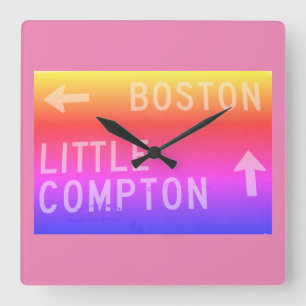 Boston, Little Compton, RI-Regenbogenzeichen Quadratische Wanduhr