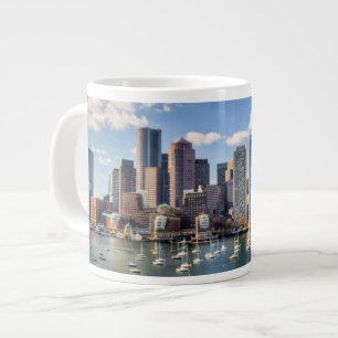 Boston-Skyline von der Ufergegend Jumbo-Tasse