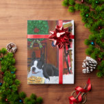 Boston Terrier Christmas Geschenkpapier<br><div class="desc">Der niedliche Boston Terrier Welpe wartet am Heiligabend auf die Ankunft des Weihnachtsmannes.</div>