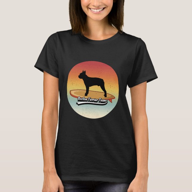 Boston Terrier Dog auf Surfboard T-Shirt (Vorderseite)