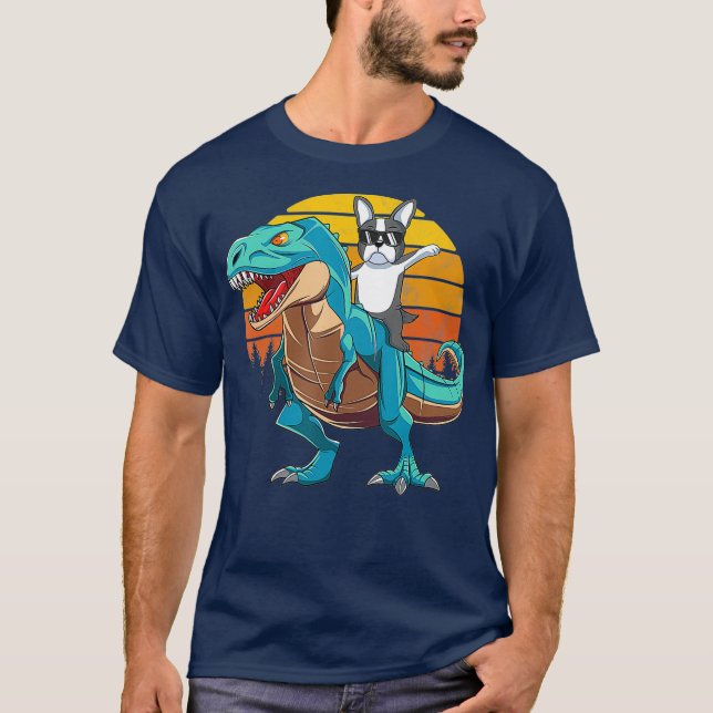 Boston Terrier Dog Riding Dinosaur T Rex Boys T-Shirt (Vorderseite)