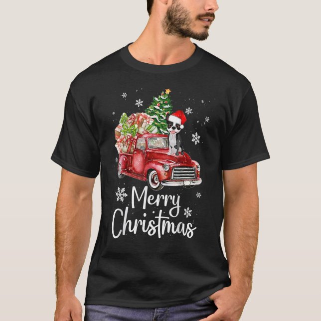 Boston Terrier Dog Riding Red Truck Weihnachtsbaum T-Shirt (Vorderseite)