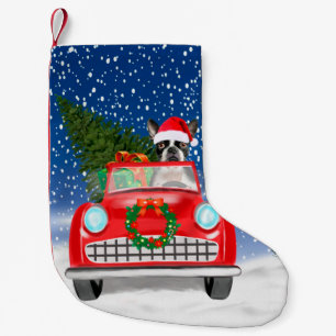 Boston Terrier Hund fährt Auto im Schnee Weihnacht Kleiner Weihnachtsstrumpf