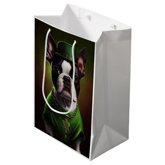 Boston Terrier Hund in St. Patrick's Day Dress Mittlere Geschenktüte (Vorderseite Schrägansicht)