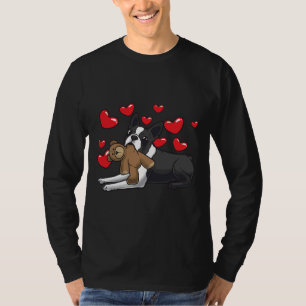 Boston Terrier Hund mit ausgestopften Tieren und H T-Shirt