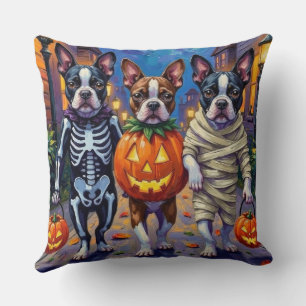 Boston Terrier Hunde beim Trick-or-Treaten an Hall Kissen