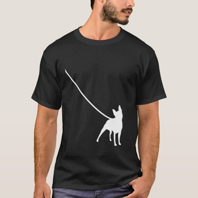 Boston Terrier on a Leash Dog Bostie Mama Vater Pe T-Shirt (Vorderseite)