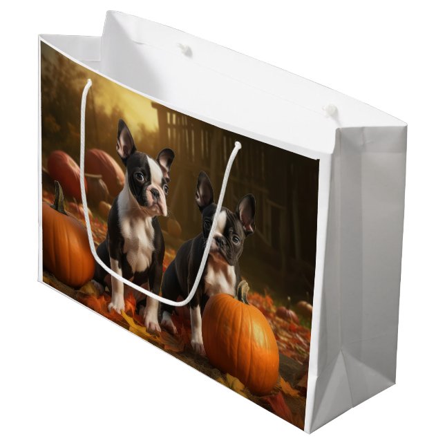 Boston Terrier Welpe Autumn Delight Pumpkin Große Geschenktüte (Vorderseite Schrägansicht)