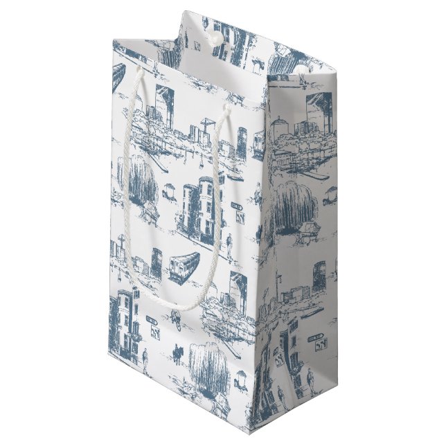 Boston Toile Blue Gift Bag Kleine Geschenktüte (Vorderseite Schrägansicht)