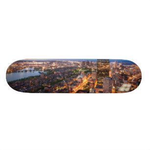 Bostons Skyline an der Dämmerung Skateboard