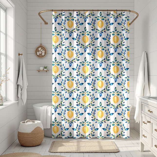 Botanisch-mediterran-blau-gelbe Zitrone Duschvorhang (Mediterranean Blue and Yellow Lemon Botanical Shower Curtain in a white boho bathroom)