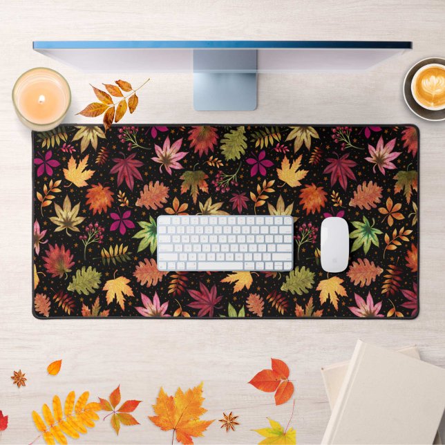 Botanische Blätter Herbst Blätter Muster auf schwa Schreibtischunterlage (Botanical Foliage Autumn Leaves Pattern on Black Desk Mat)
