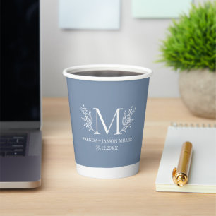 Botanische Blume in weißer Monogramm auf blau-grau Pappbecher