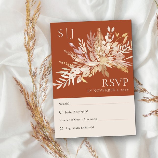 Botanische Foliage Terracotta Monogram Wedding RSVP Karte (Terracotta wedding RSVP with bride and groom monogram. Burnt orange with neutral cream foliage.)