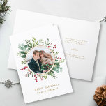 Botanische Grünpflanzen Weihnachten Gold Foto<br><div class="desc">Dieses Foto Weihnachten | Die gefaltete Holiday-Karte verfügt über einen bemalten Aquarelleukalyptus,  grüne Blätter,  rote Beeren,  Kiefernäste und einen vergoldeten Rahmen aus Imitaten mit optionalem Text im Inneren. Für eine erweiterte Anpassung dieses Designs klicken Sie bitte auf den Link "Weitere Anpassung". Matching-Elemente sind ebenfalls verfügbar.</div>