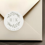 Botanische Kranken-Hochzeitsmonographie Runder Aufkleber<br><div class="desc">Maßgeschneiderte Botanische Hochzeitsticker mit elegantem Salbeikranz mit Paarinitialen und Hochzeitstermin auf neutralem,  beigefarbenem Hintergrund. Ideal für Hochzeiten speichern Sie die Daten,  Umschläge,  Gastgeschenk Hochzeit Packungen und mehr.</div>