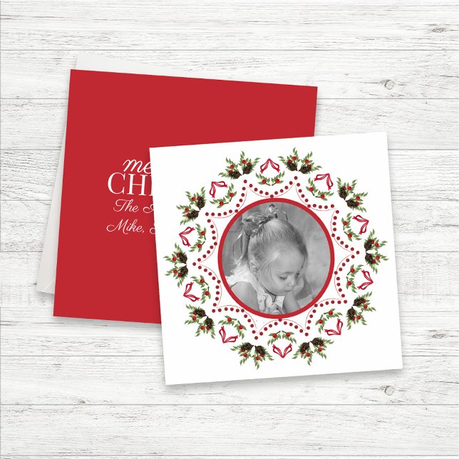 Botanische Pinecones Holly Berry Feiertagskarte (Christmas Photo Card with red and green mandala design)