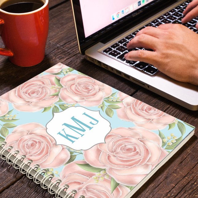 Botanische Rose hübsch Blush Pink Floral Monogramm Notizbuch (Pretty pink floral rose pattern with greenery and monogram )
