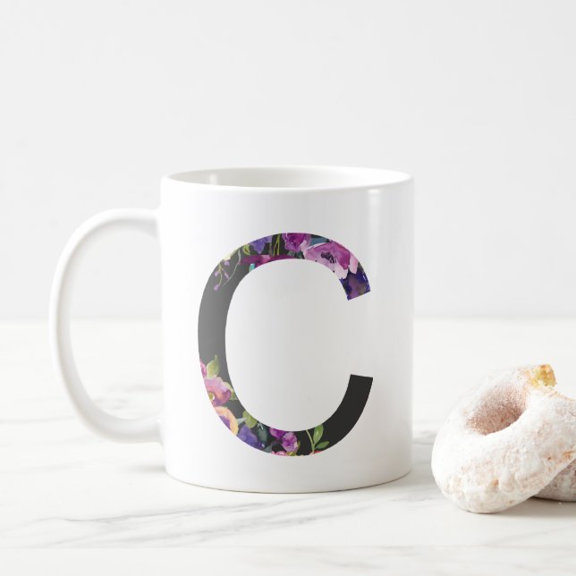 Botanische violette Blüten Letter C Monogramm Kaffeetasse (Mit Donut)