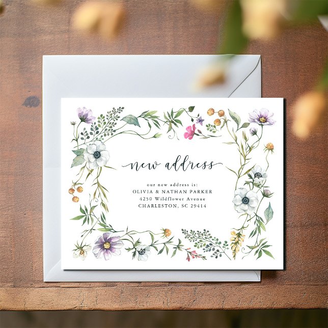 Botanische Wildblumen | Ankündigung der Beförderun (A trendy and elegant wildflower design decorates these new address announcement postcards)