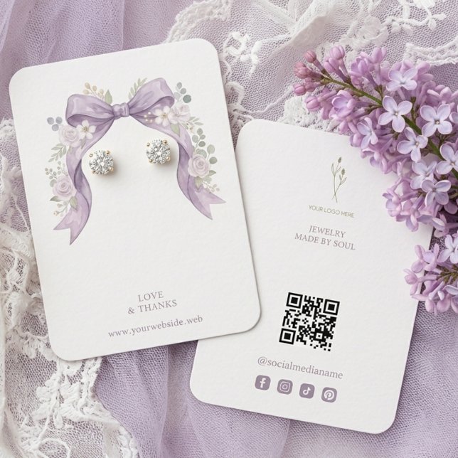 Botanischer Flieder Coquette Bogen Schmuck Display Visitenkarte (Lilac Botanical Coquette Bow and Roses Watercolor Effect Jewelry Display with Modern QR Code.)
