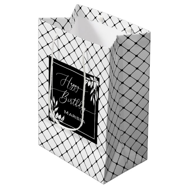Botanischer Geburtstag im Schwarz-Weiß-Diamantmust Mittlere Geschenktüte (Vorderseite Schrägansicht)