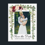 Botanischer Grüner Burgund Save the Date Ankündigungspostkarte<br><div class="desc">Moderne Elegant,  botanisch grüne Eukalyptus-Blätter,  Aquarellfarben,  Holzrahmen,  Foto Save the Date Verlobung Postkarte</div>