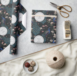 Botanischer schwarzer Hochzeitspfau und Blumen Geschenkpapier
